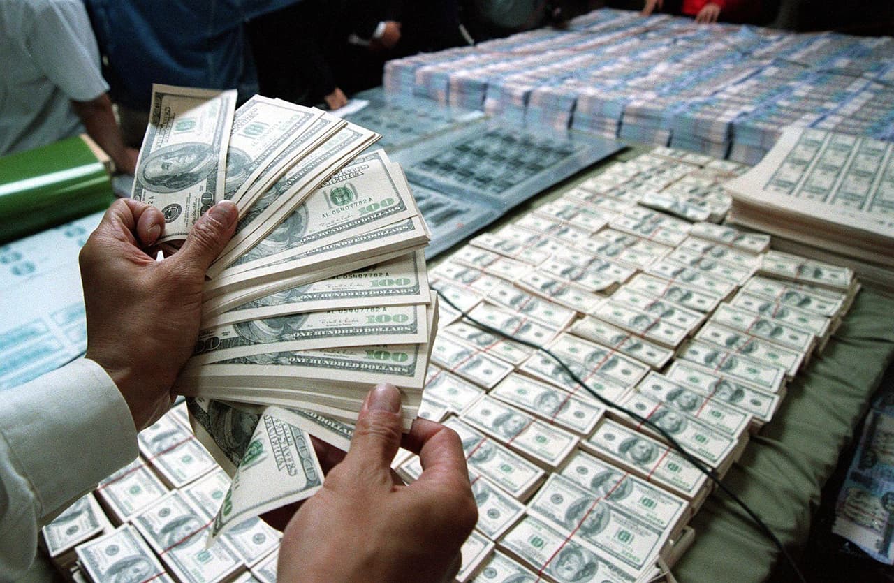 <b>2000, China entra al comercio mundial.</b> El entonces presidente Bill Clinton, firma firma la normalización de relaciones comerciales allanando el camino a Pekín para que ingrese en la Organización Mundial del Comercio en 2001. En 2006, China superó a México como el segundo mayor socio comercial de EEUU, y en 2011 se posicionó como la segunda mayor economía del mundo solo superada por EEUU.