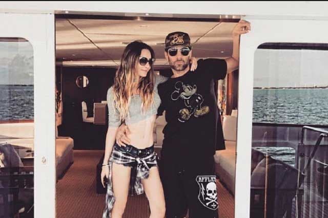 "No voy a hablar ni a dar más detalles de mi vida personal, pero esto tranquila, estoy con mi familia y en este momento no tengo pareja. Bendiciones a todos", escribió 
<b><a href="http://www.univision.com/personas-belinda-peregrin-schull-e">Belinda</a></b> en su cuenta de Twitter, dejando en claro que su relación sentimental había llegado a su fin.