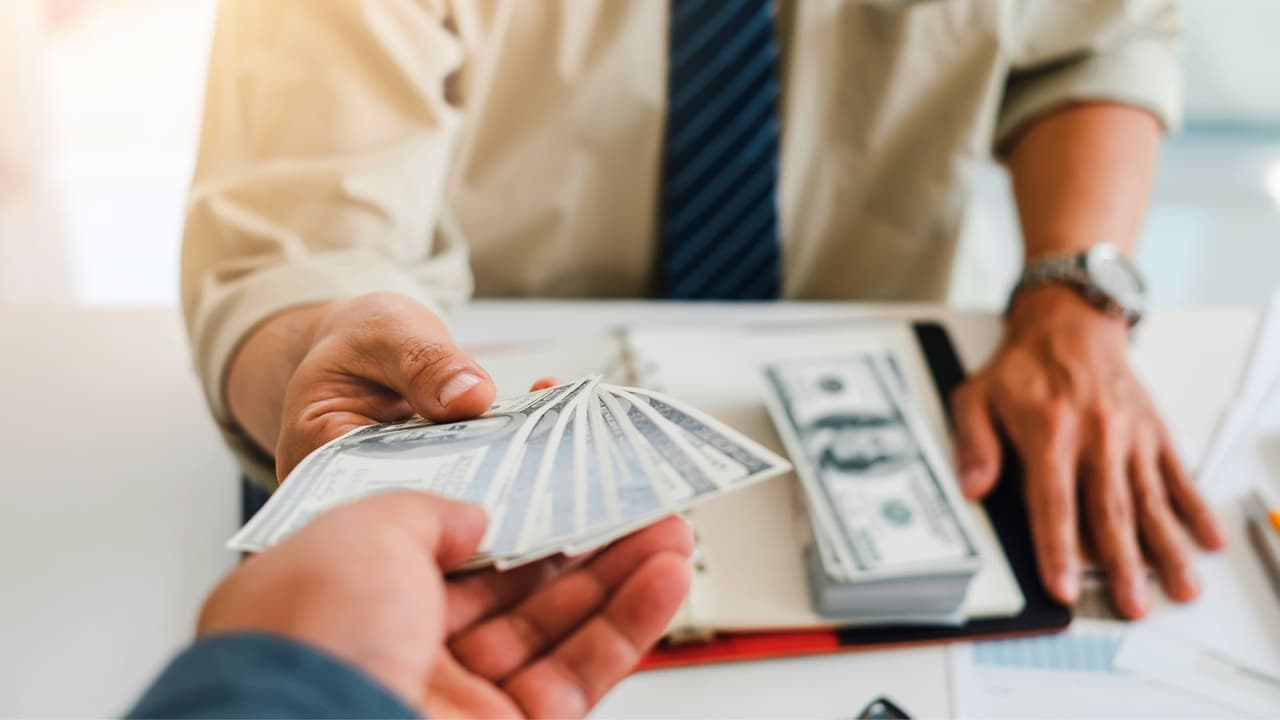 <b>¿Cuánto trabajo tomaría ganar 30.9 millones de dólares? </b>
<br>Para poner todo esto en perspectiva, 
<b>el salario mínimo federal en Estados Unidos en 2024 es de $7.25 por hora, lo que equivale a aproximadamente $15,000 al año trabajando tiempo completo.</b> Con 30.9 millones de dólares, podrías pagar más de 2,000 salarios anuales de alguien que gane el salario mínimo. 
<b>¡Eso es como tener más de 2,000 personas trabajando para ti durante todo un año, sin contar con los impuestos! </b>Este premio sería suficiente para cambiar la vida de miles de personas, todo mientras disfrutas de una fortuna que muchos solo sueñan alcanzar en una vida entera.