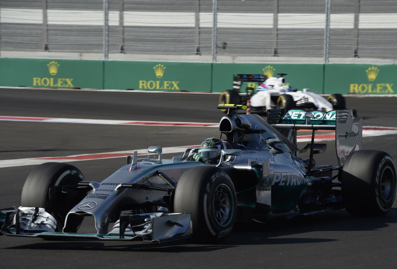 La 
<b>Fórmula 1</b> introdujo nuevamente 
<b>cambios radicales para 2014</b>, con la aparición de los 
<b>motores híbridos de 1.6 litros turbo</b>. Al haber desarrollado prematuramente ese impulsor, 
<b>Mercedes se volvería implacable con el W05</b>: 16 victorias en 19 carreras. Cinco serían para Rosberg (Australia, Mónaco, Austria, Alemania y Brasil). Sería subcampeón.