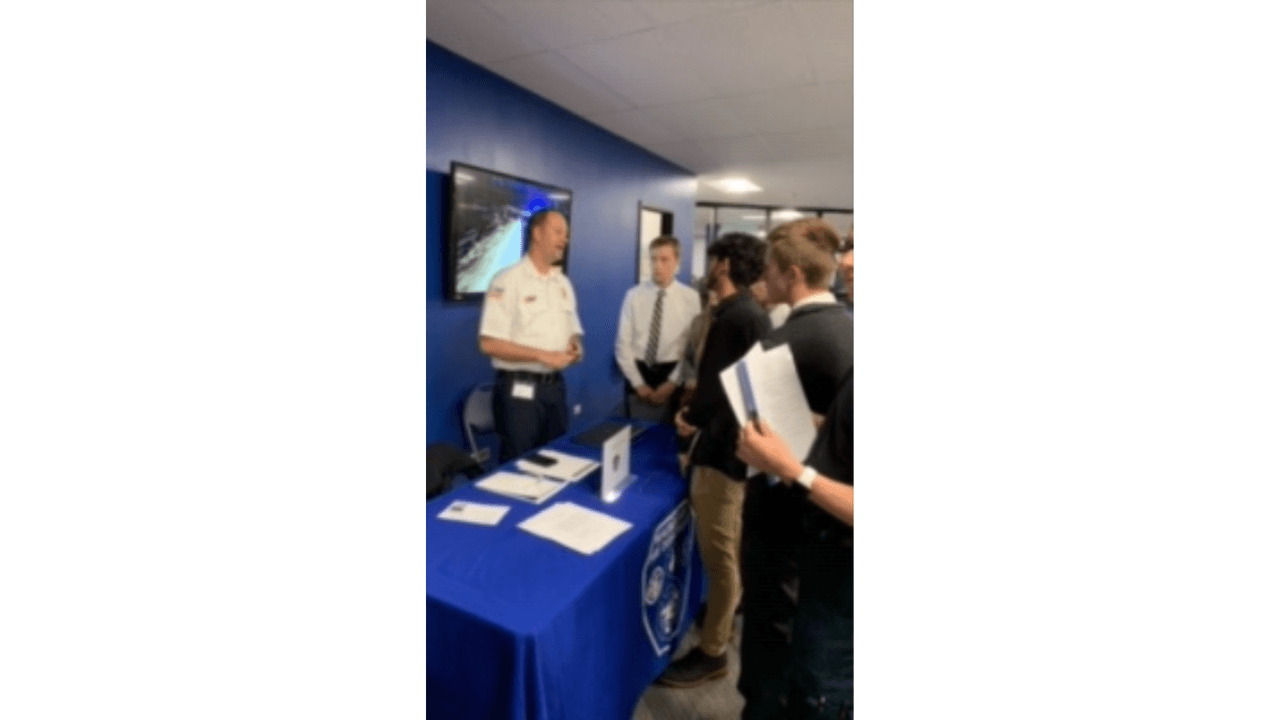 Departamento de Bomberos de Waukegan entrenan a estudiantes de secundaria.