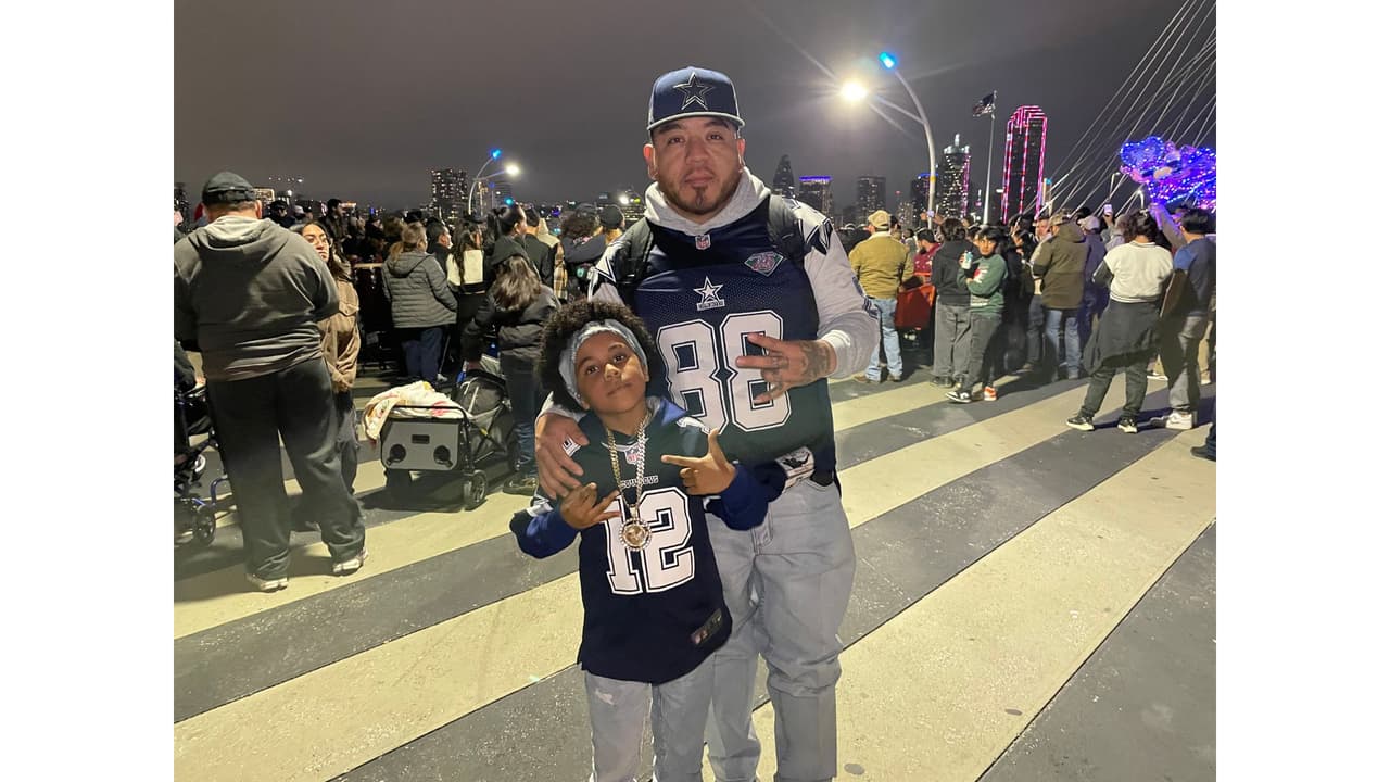 “No habla español, pero
<b>a él le gusta la cultura mexicana-hispana, la cumbia más que nada</b>”, dice Juan Colmenero, “Él conectó solito, no crea que yo. Él solito, busca las cumbias colombianas, cumbias mexicanas, salsa y yo nada más tengo que ayudarlo”.