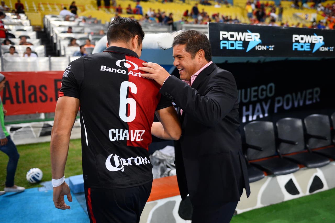 Daniel Guzmán debutó dirigiendo en Primera División al frente de las Chivas; posteriormente ocupó el banquillo rojinegro.