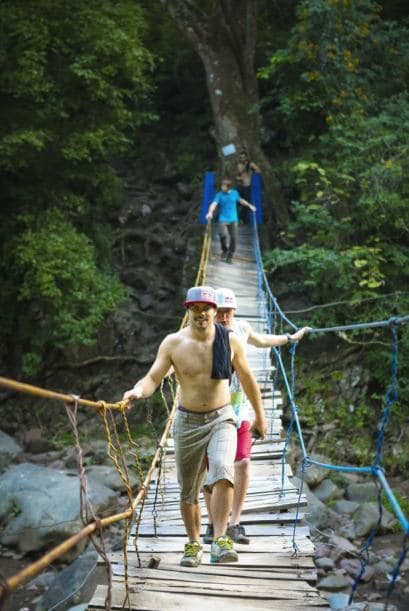 Rafael Ortiz y Dane Jackson cruzan un puente colgante en la selva durante el Primer Descenso Red Bull: Proyecto Michoacán, en Uruapan, MI, México, 1ro de Diciembre, 2013.