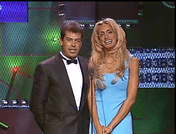 En la octava ceremonia de Premio Lo Nuestro en 1996, la conductora se presentó con un 'bodycon' azul que resaltaba el color de sus ojos. En esta ocasión, Lili decidió llevar el cabello suelto en capas, muy característico de los años 90.