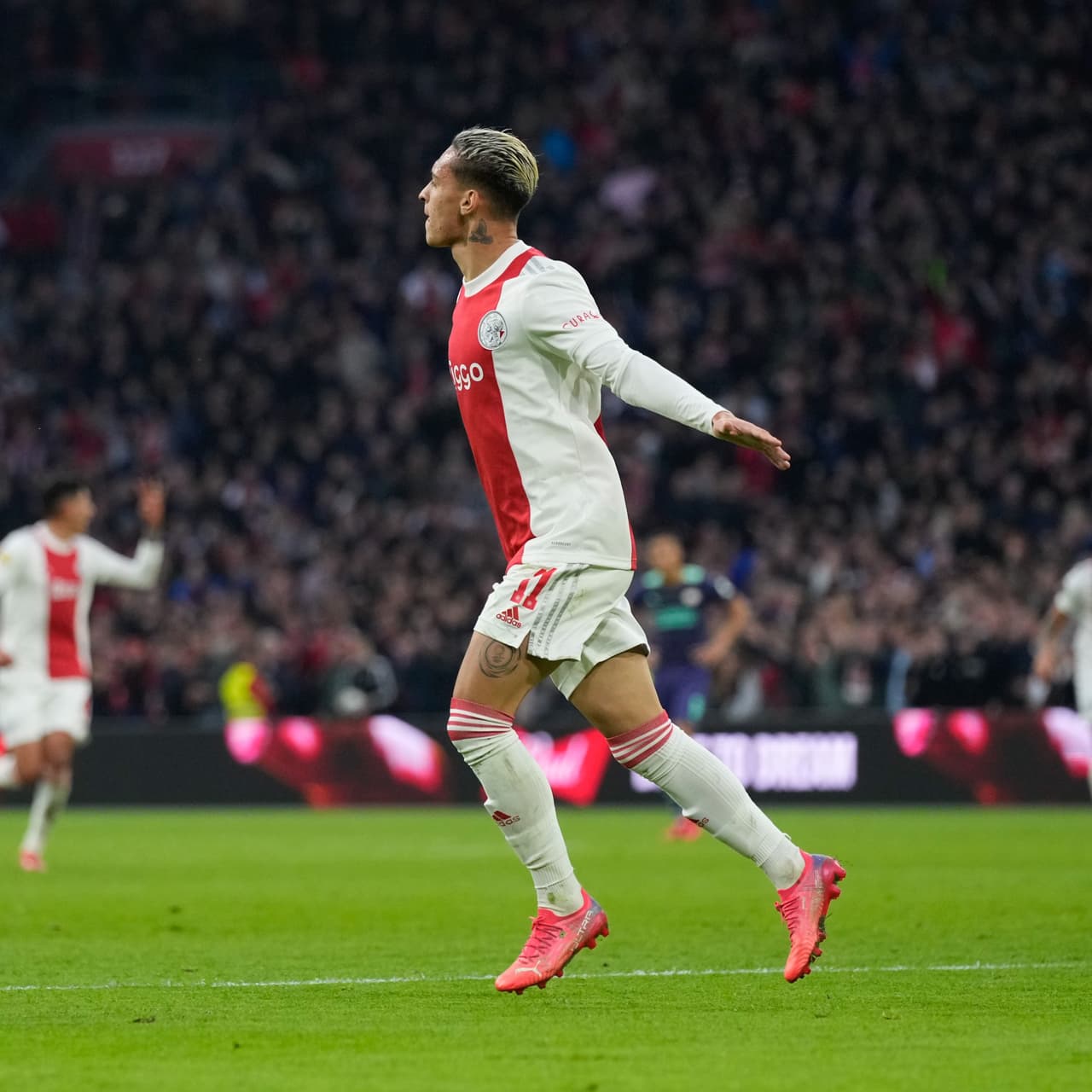 Ajax golea al PSV durante la 10ma fecha de la Eredivisie, donde los locales se impusieron ante los de Eindhoven con goliza 5-0, gracias a los tantos de Berguis (19'), Haller (56'), Anthony Dos Santos (66'), Klaassen (76') y Tadic en minutos agregados. Edson Álvarez fue titular, mientras que el 'Guti' Galaviz entro de cambio.
