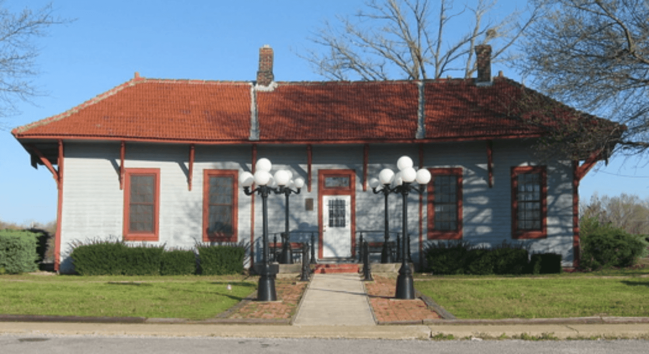 <h3 class="cms-H3-H3">2. Tamms, Illinois</h3>
<br>
<br>🏡
<b> Cambio en la población de 2010 a 2020: </b>-56.8%
<br>
<br>🏡 
<b>Población total: </b>1,039 en 2010; 449 en 2020.
<br>
<br>🏡
<b> Ingreso medio por hogar: </b>$45,227
<br>
<br>🏡 
<b>Tasa de pobreza:</b> 17.5%
<br>
<br>🏡 
<b>Tasa de desempleo, promedio en los últimos cinco años: </b>7.2%
<br>