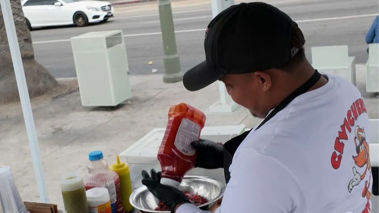 "Muchos tenemos miedo de venir a trabajar": Amanecen vacíos puestos de vendedores ambulantes en California por temor a ICE