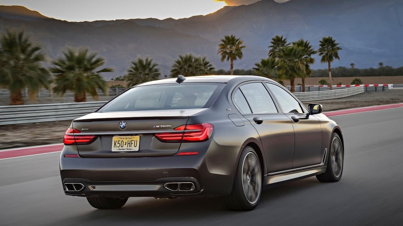 Los precios de la más poderosa de las versiones de la Serie-7 de sedanes ejecutivos de BMW arrancan en los 
<b>156,700 dólares</b> y pueden subir muy rápidamente. Su motor V12 doble turbo de 6.6 litros lo provee de una potencia extraordinaria de de 601 caballos de fuerza. Factores todos que contribuyen a su alto costo de aseguramiento.