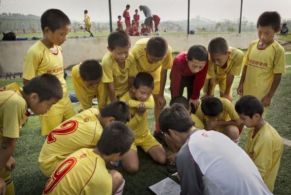 China pone sus esperanzas en estos niños futbolistas que entrenan en la academia de fútbol más grande del mundo.