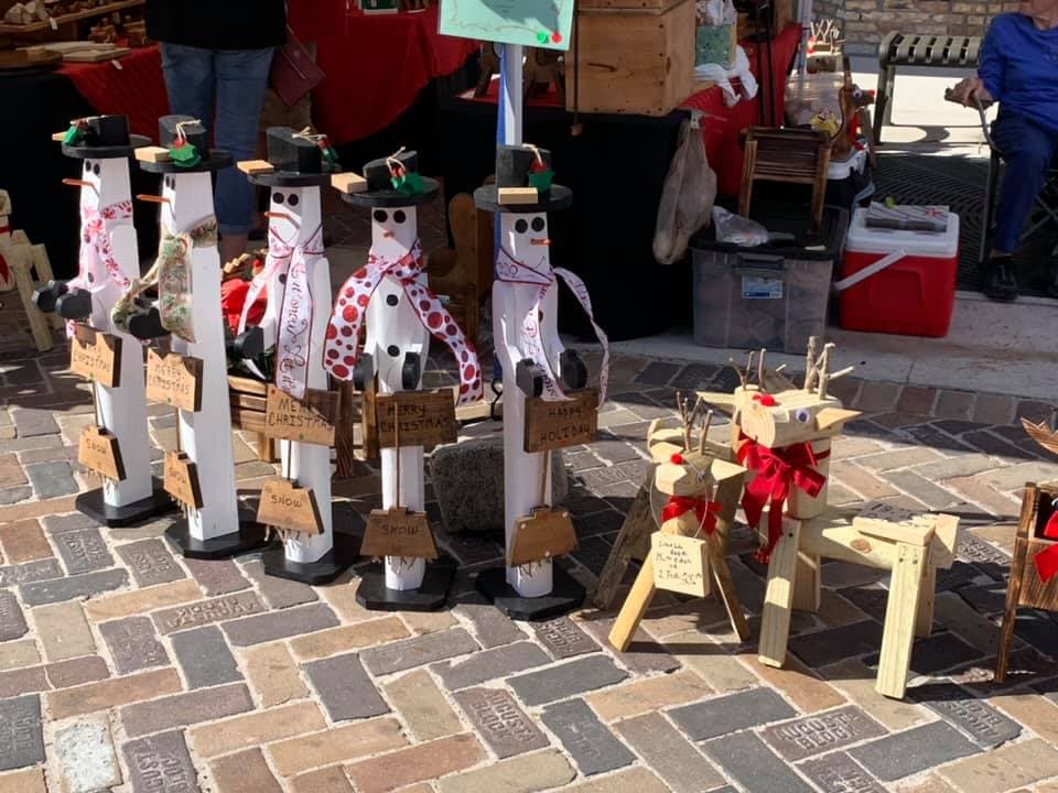 <b>St. Cloud Holiday Festival</b>
<br>
<b>Fecha:</b> 2 y 3 de diciembre
<br>
<b>Lugar:</b> Downtown St. Cloud
<br>
<b>Sitio web</b>: 
<a href="https://lp.constantcontactpages.com/cu/h1YyUpv">https://lp.constantcontactpages.com/cu/h1YyUpv</a> 
<br>
<br>El festival cuenta con más de 100 artesanos, comida tipo carnaval, entretenimiento, una exhibición de autos clásicos y una zona de diversión navideña para niños con Santa.