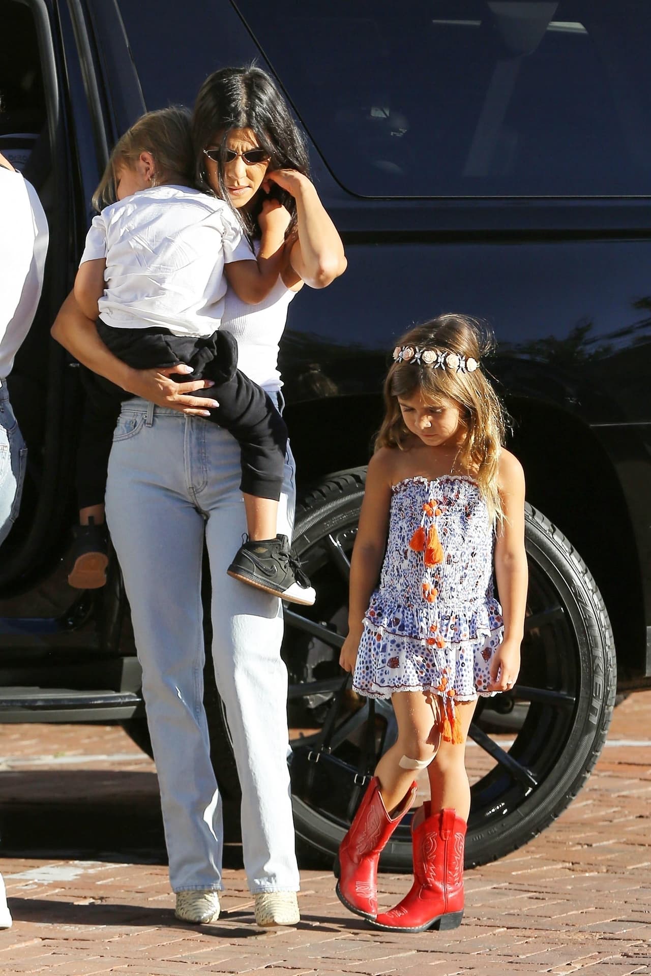 Kourtney Kardashian, de 40 años de edad, la hija mayor entre Robert Kardashian y Kris, comenzó a salir en 2006 con 
<a href="https://www.univision.com/estilo-de-vida/familia-y-hogar/scott-disick-el-papito-famoso-mas-fashion-fotos">Scott Disick</a>. Vivieron juntos y tuvieron tres hijos: Mason Dash Disick, el 14 de diciembre de 2009, Penélope Scotland Disick, 8 de julio de 2012 y Reign Aston Disick el 14 de diciembre de 2014.