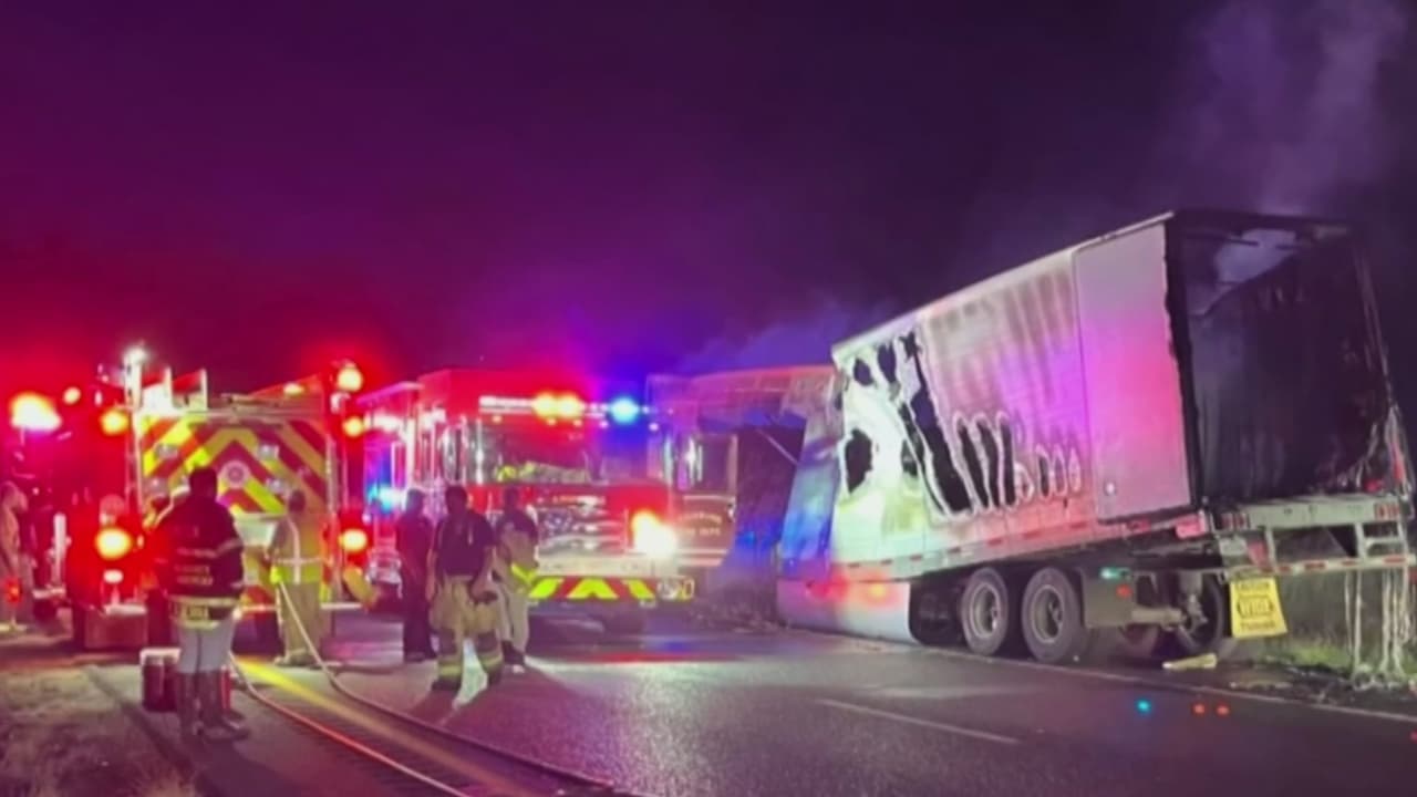 Policías rescatan a 39 migrantes de un camión en llamas tras persecución en Texas