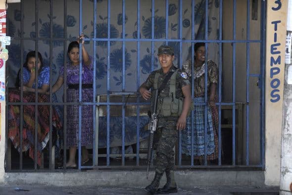 Un portavoz de los Bomberos Voluntarios dijo a los periodistas que los vecinos capturaron en la madrugada de este jueves a dos hombres cuando supuestamente intentaban ingresar a robar a una residencia de la comunidad de San Pedro Ayampuc.