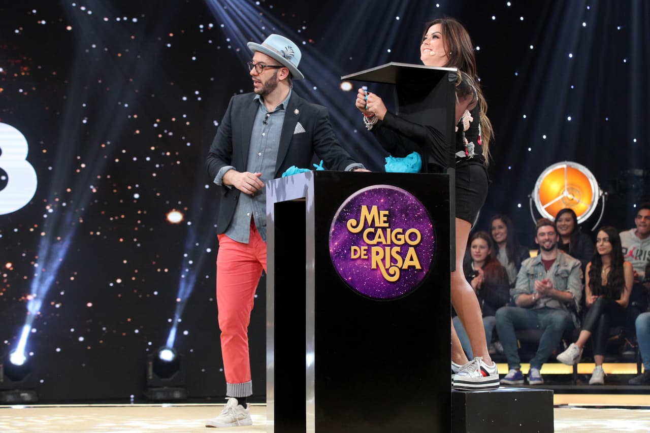 'Amasando ando' fue el concurso en el que Mariana le presentó a Adriel diferentes figuras hechas con plastilina. Ella se convirtió en una escultura y él hizo un gran esfuerzo por descubrir que eso era un dardo, un micrófono, etc.