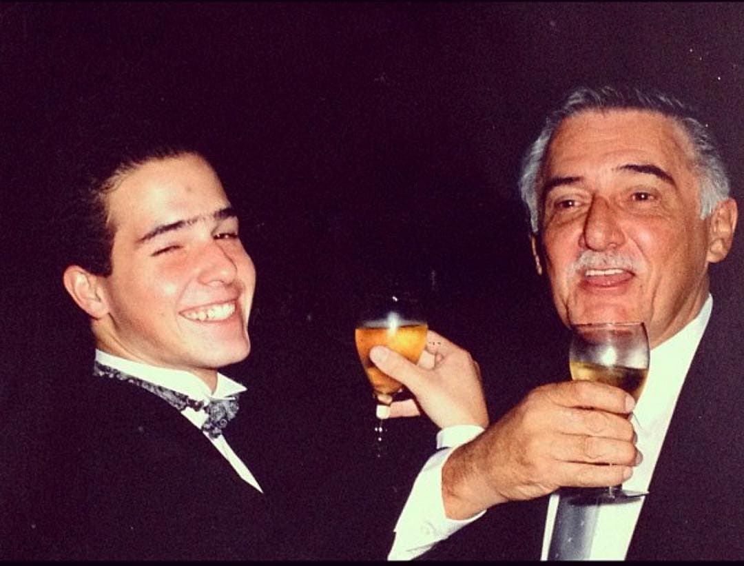 Con su padre, quien ya no está con nosotros pero con quien vivió momentos que marcaron su vida, como éste en su graduación de preparatoria.