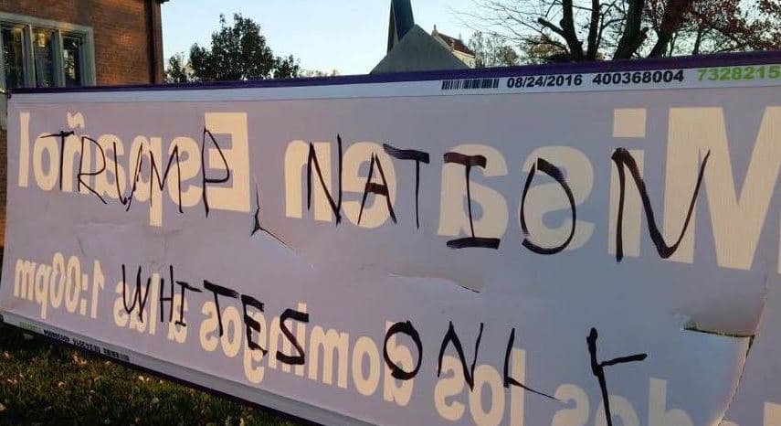 Aspecto del cártel que anunciaba los servicios en español y en el que escribieron "Nación Trump. Solo blancos".