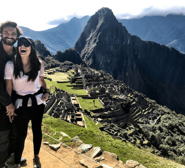 Se especuló mucho sobre el estatus de su relación porque Iván se mantuvo un tanto ausente mientras ella se recuperaba, pero con la publicación de la actriz ambos reafirmaron que continúan juntos.