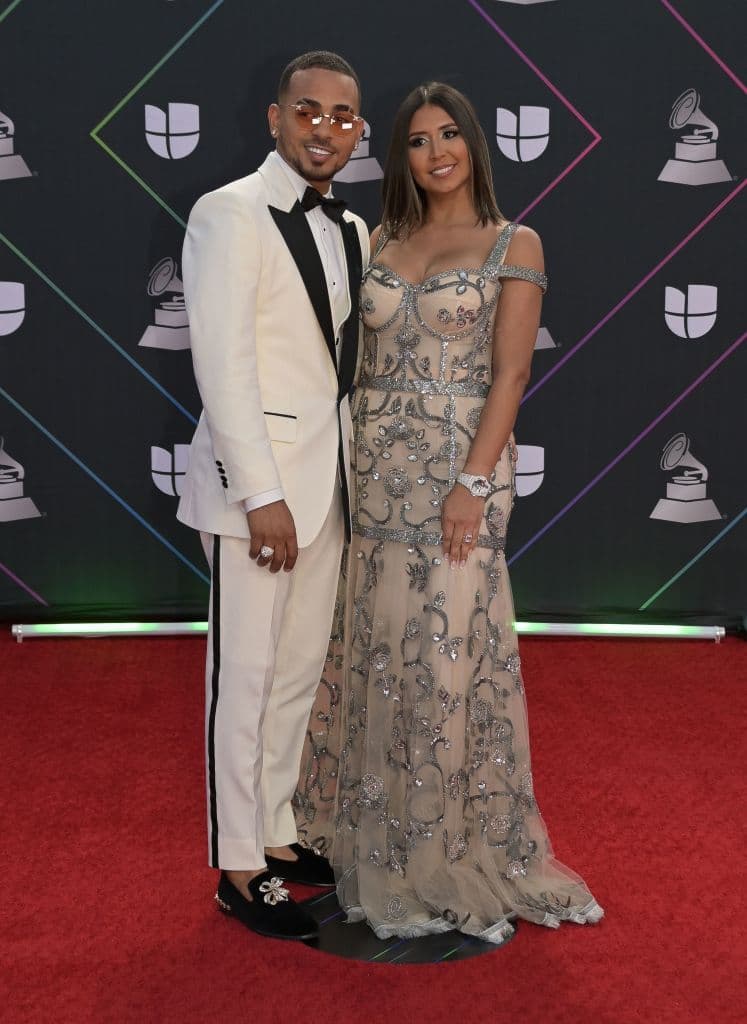 <b>Ozuna y Taina Marie Meléndez </b>
<br>El cantante nominado en la categoría Mejor Interpretación Reggaetón por su canción ‘Caramelo’, caminó por la alfombra roja junto con su prometida, él con un smoking blanco y ella un vestido brillante.