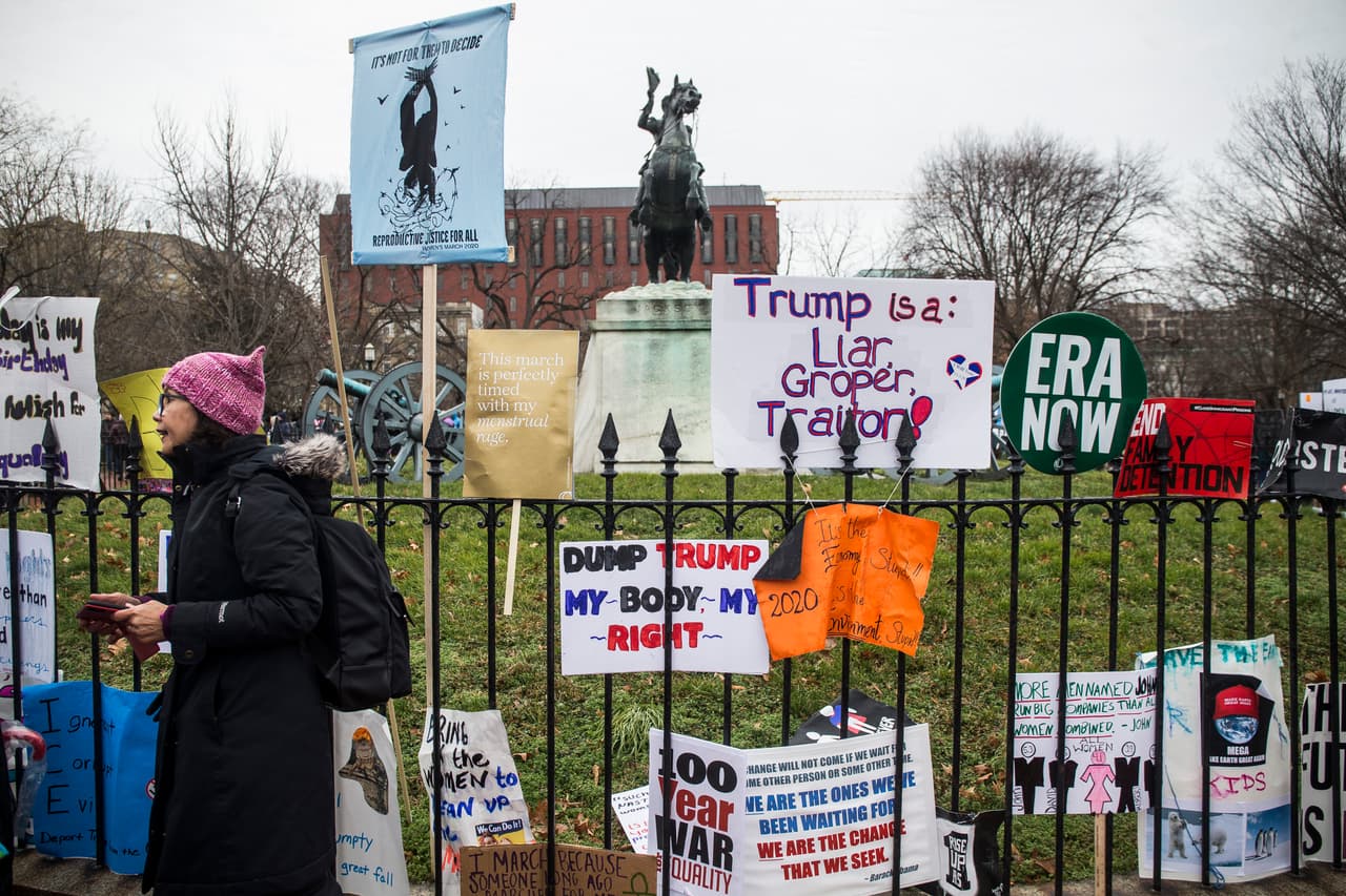 Los mensajes críticos del presidente volvieron a dominar la manifestación, en momentos en los que el Archivo Nacional, encargado de preservar los registros históricos del país,
<a href="https://www.archives.gov/press/press-releases/2020" target="_blank">admitió que cometió un error </a>cuando alteró una foto de la marcha del 2017 en los que aparecían pancartas similares en contra del mandatario. El punto de encuentro en la capital fue la Freedom Plaza.