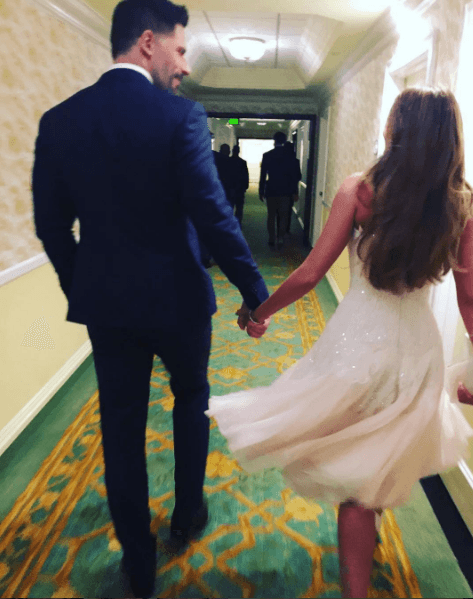 Así es cómo se ven las parejas enamoradas, caminando juntos como niños.