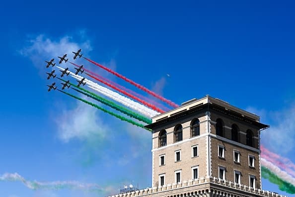 Aviones de la 'Frecce Tricolori' sobre la Piazza Venezia en Roma este sábado.
