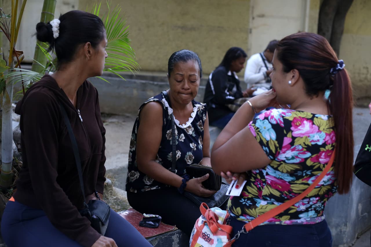 El sábado, a las afueras de la morgue en Caracas, Yolanda Pérez esperaba a que le entregaran el cuerpo de su hijo asesinado el 6 de marzo. Los servicios fueron suspendidos por el apagón.