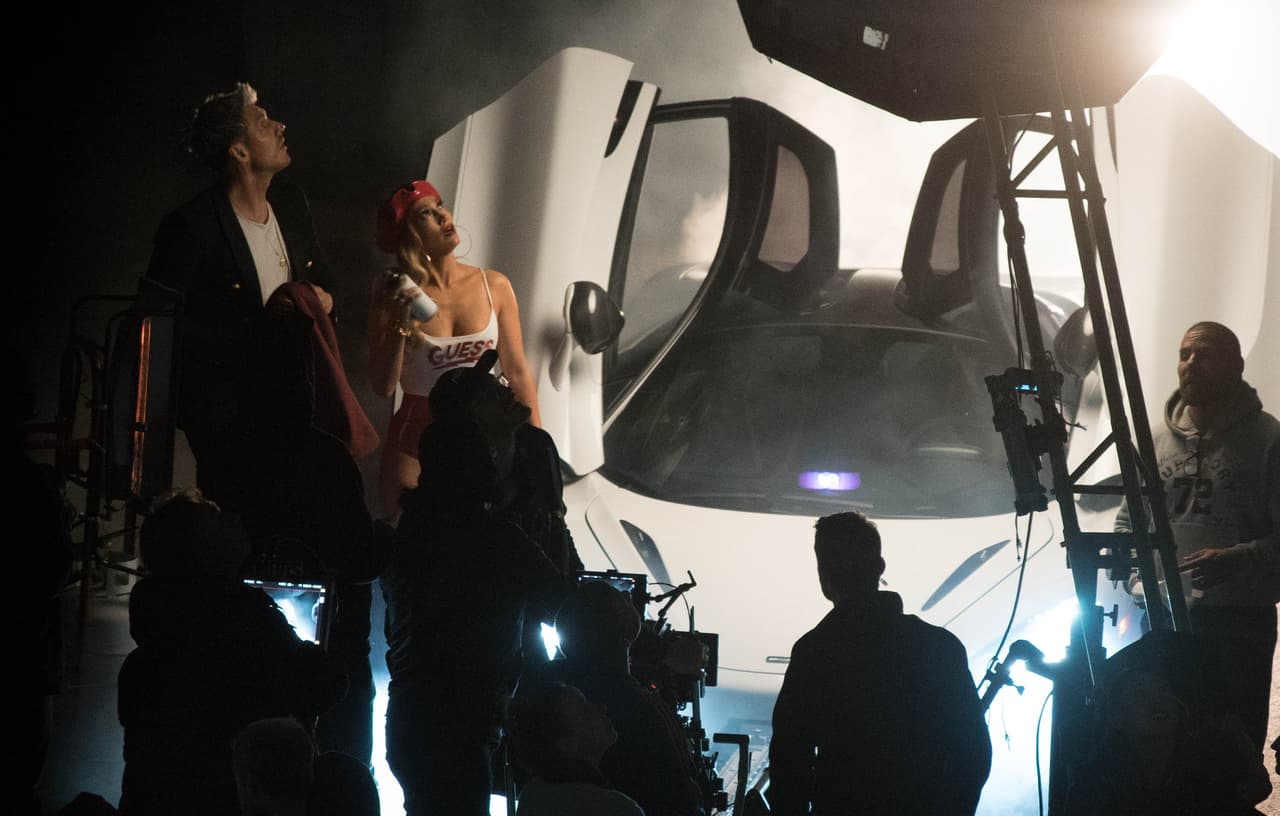 La estrella de Hollywood compartió cámaras con un coche deportivo.