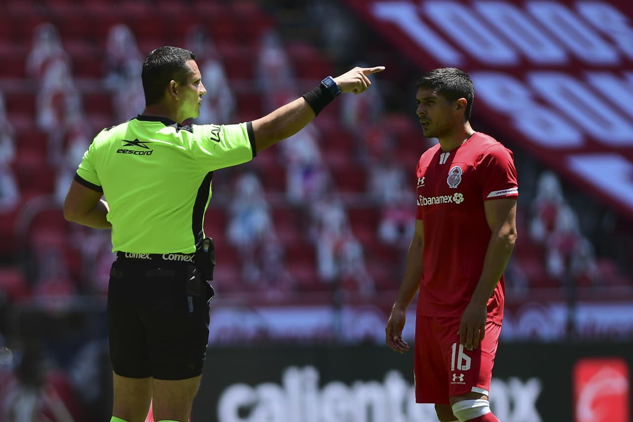 El partido se comienza a manchar un poco con faltas de ambos equipos pero en mayor cantidad del lado del Toluca.
