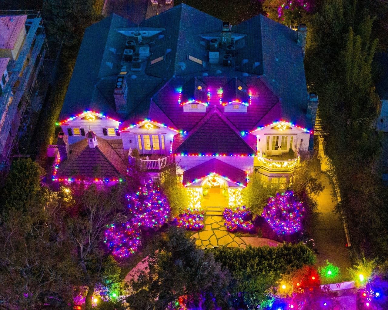 Los toques de color que llenan de luz la mansión de la ex de Ben Affleck ponen en evidencia la participación de los pequeños Violet, Seraphina y Samuel a la hora de elegir el decorado de su residencia de Pacific Palisades, en California.