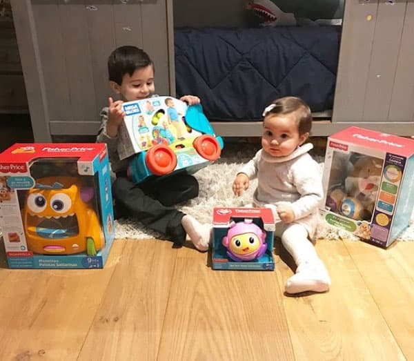 Es el hermano mayor de Aitana y se la pasan jugando a pesar de la diferencia de edad.