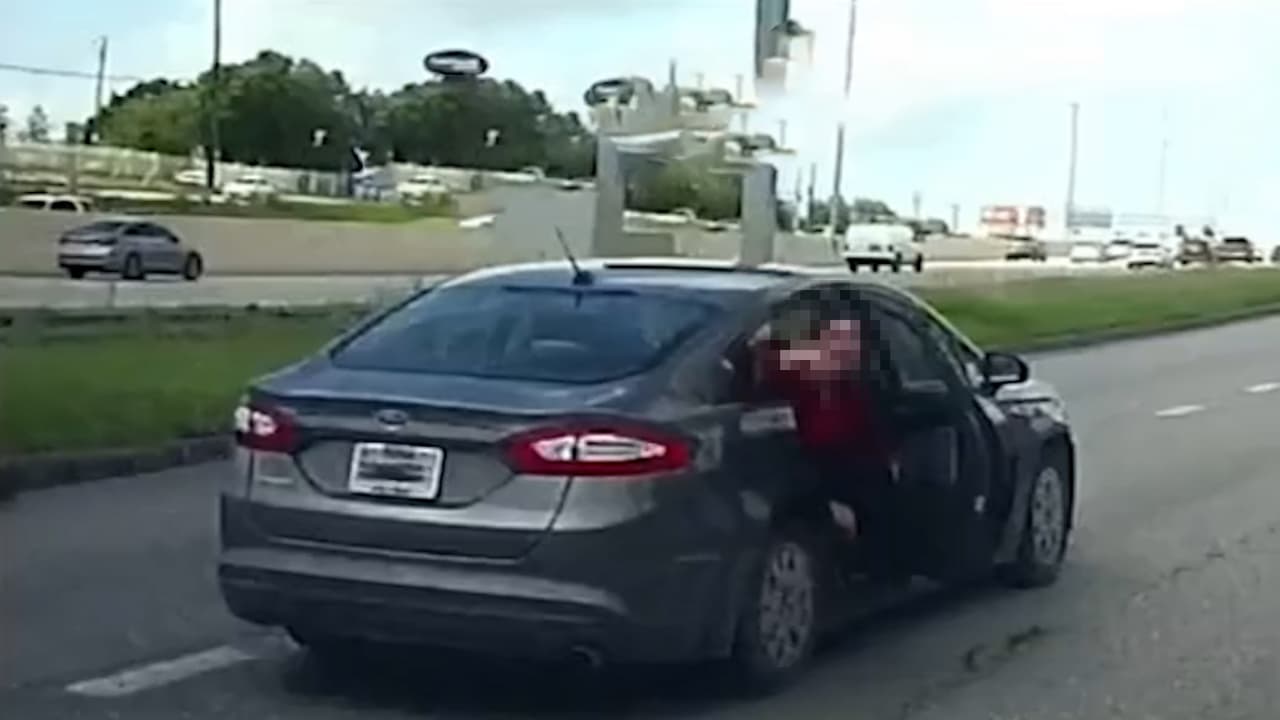"Me estaba pegando": Video capta cuando una chica se lanza de un auto en plena vía en San Antonio