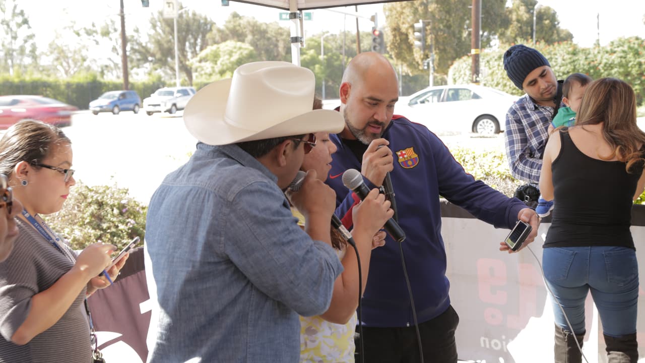 'El Bueno, La Mala y El Feo' entregando boletos en la ciudad de Carson.
