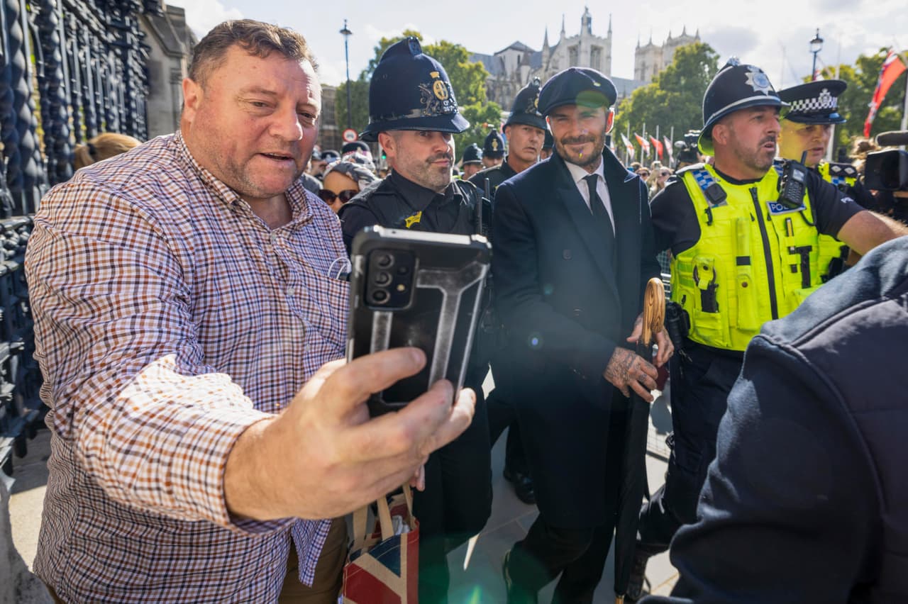 La gente, al descubrir a Beckham entre la multitud, se hizo fotos con él.