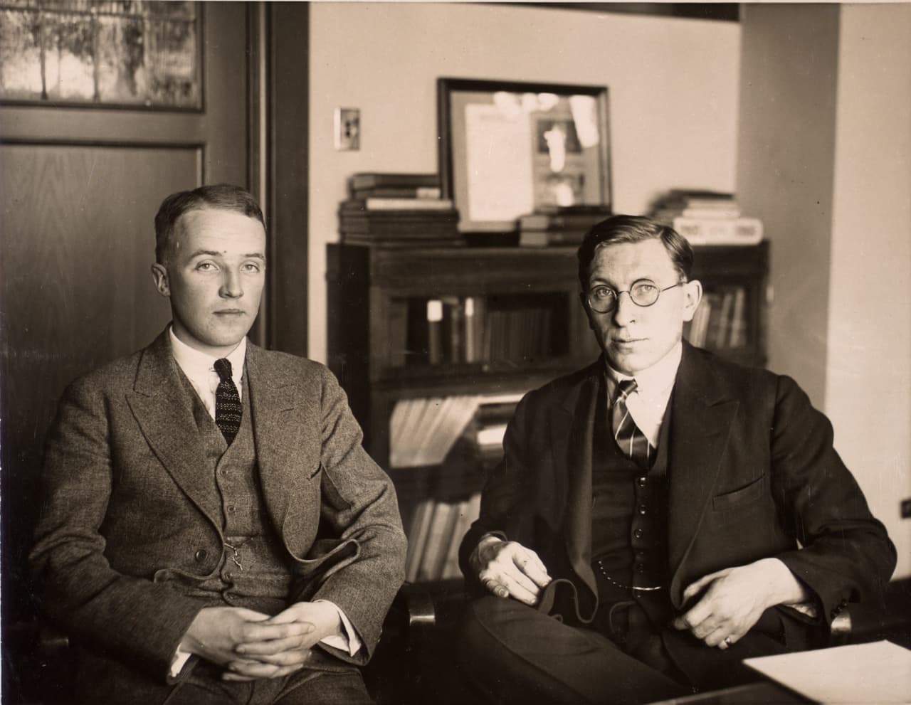 Best y Banting, en una foto de1924. "El descubrimiento y desarrollo de la insulina en la Universidad de Toronto es uno de los avances más importantes en la historia de la medicina", señala a
<b>Univision Noticias</b> una portavoz de la Biblioteca Thomas Fisher de la Universidad de Toronto, uno de los centros de archivos sobre el descubrimiento de la insulina más vastos del mundo.
<br>
<br>"En ese verano de 1921, un equipo de científicos aisló por primera vez la hormona que salva vidas, la insulina. Al hacerlo, Banting, Best, Collip y Macleod lograron un gran avance en el tratamiento de la diabetes. Este extraordinario descubrimiento ha salvado la vida de millones de personas que padecen diabetes en todo el mundo", añadió.
