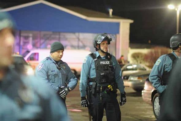 Hoskins, que es negro, hizo notar también que, a diferencia de Ferguson "donde una fuerza policial integrada en su mayor parte por blancos da servicio a una comunidad mayoritariamente negra-, más de la mitad de los agentes en esta ciudad de 9 mil habitantes son negros, incluidos funcionarios de los altos mandos. Con la información de The Associated Press