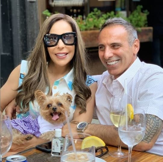 Gelena Solano disfruta estos días calurosos en Nueva York en forma familiar acompañada de su pareja y su querida mascota. Por supuesto una bebida refrescante hace el complemento ideal de esta postal.