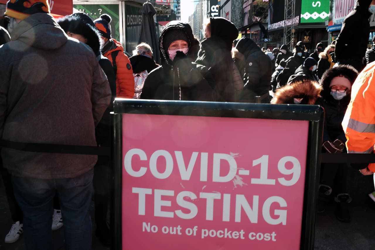 Personas esperan en Times Square, en Nueva York, para someterse a una prueba de covid-19 este lunes 20 de diciembre de 2021.