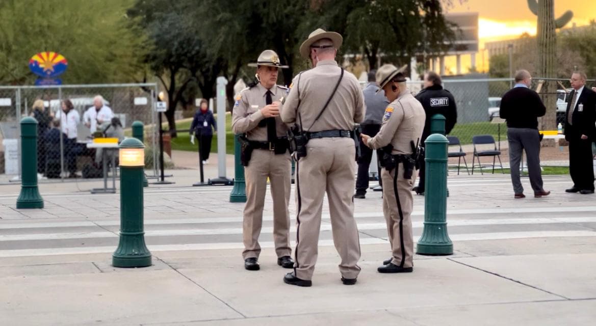 Oficiales del Departamento de Seguridad Pública de Arizona se encuentran desplegados en el área.