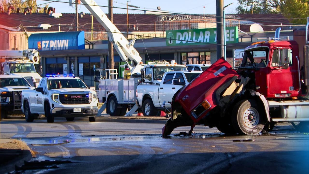 Los carriles en dirección oeste de la autopista U.S. 175 (C.F. Hawn Freeway) estuvieron cerrados gran parte de la madrugada de este martes 11 de noviembre, después de que
<b> un camión de volteo chocó contra un poste la noche anterior.</b>
<br>El impacto provocó
<b>un derrame de diésel y dejó a decenas de hogares sin electricidad</b> en el sureste de Dallas.