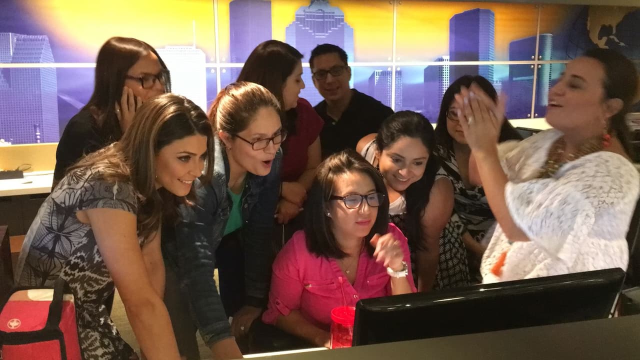 Algunos de los periodistas, editores y productores de Noticias 45 de Univision Houston se reunieron en la sala de redacción del canal para recibir la noticia de las nominaciones.