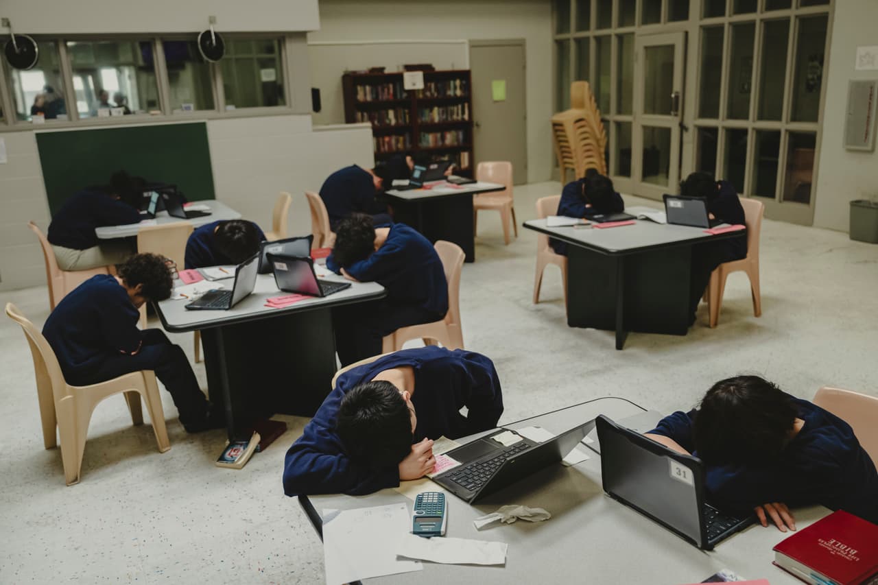 Los menores del centro de detención juvenil de Corpus Christi, Texas, apoyan la cabeza sobre las mesas.