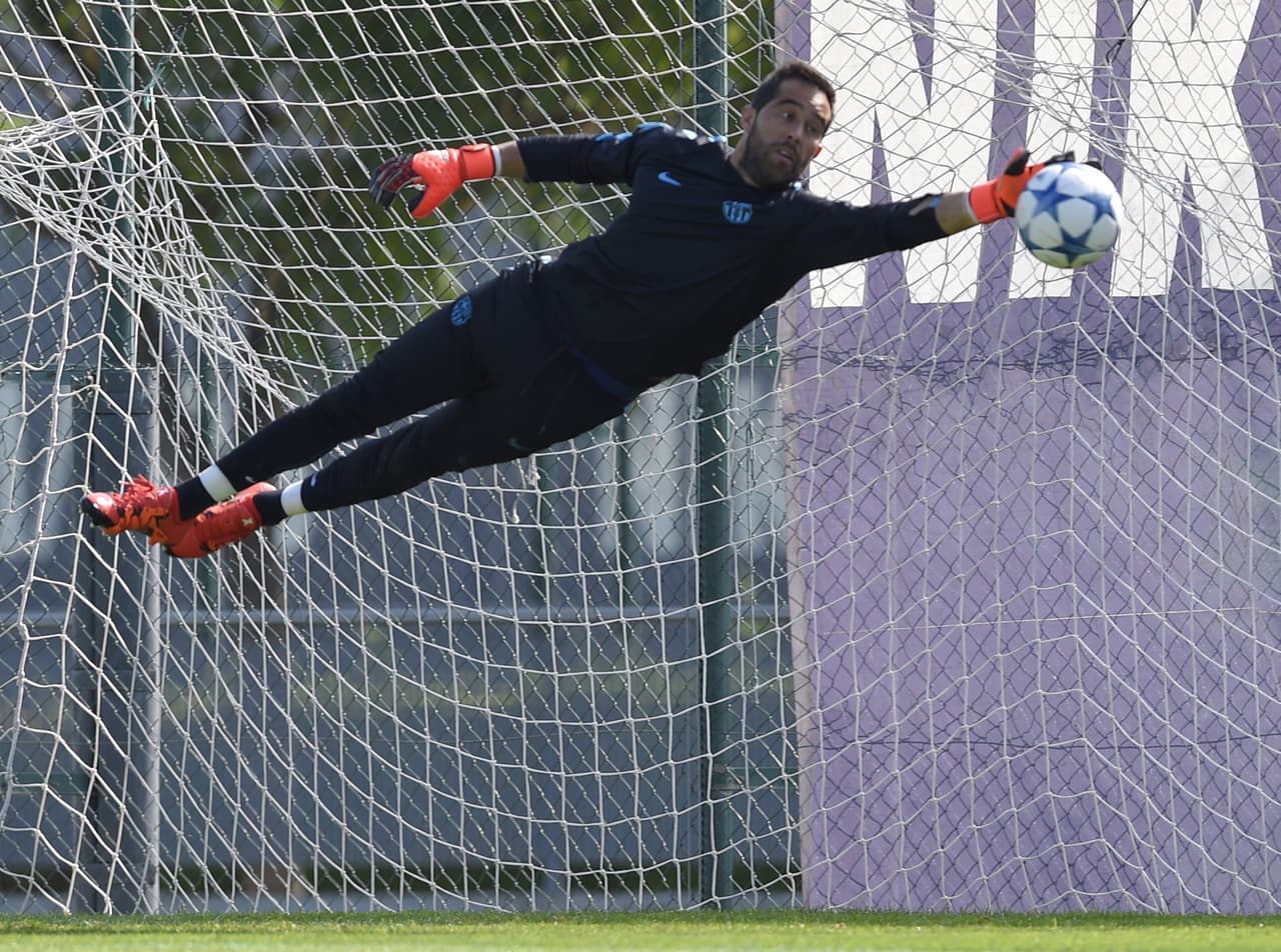 Claudio Bravo recibe el alta médica y entra en la lista del Barça para jugar ante Sevilla