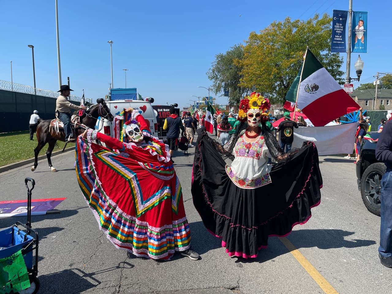 La comunidad mexicana en Chicago se reunió este 14 de septiembre en la calle 26 para conmemorar la Independencia de México con el tradicional desfile. Aunque el evento mantuvo su esencia cultural y festiva, este año se vivió bajo un contexto diferente.
<br>