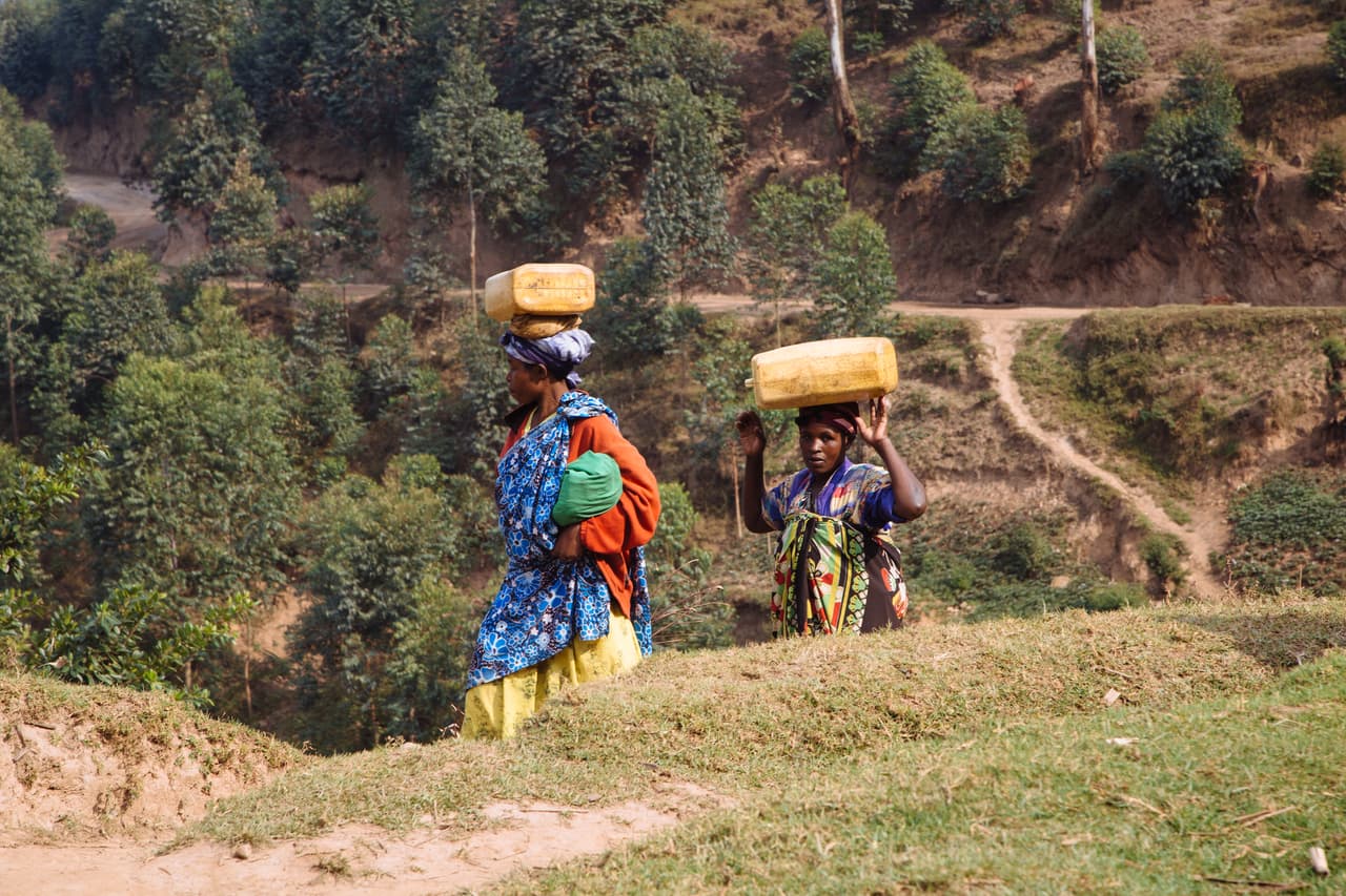 Las mujeres aldeanas de Uganda tradicionalmente se encargaban de recolectar agua a millas de distancia y a pie. Pero esto se ve cada vez menos ya que cada vez es más común que tomen empleos, predominantemente como porteras en los parques.