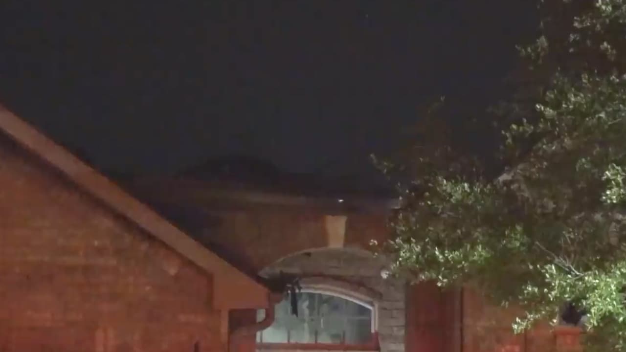 Al parecer el siniestro fue iniciado por un rayo que impactó la casa y no se reportaron heridos, indicó el jefe de bomberos del condado Harris.