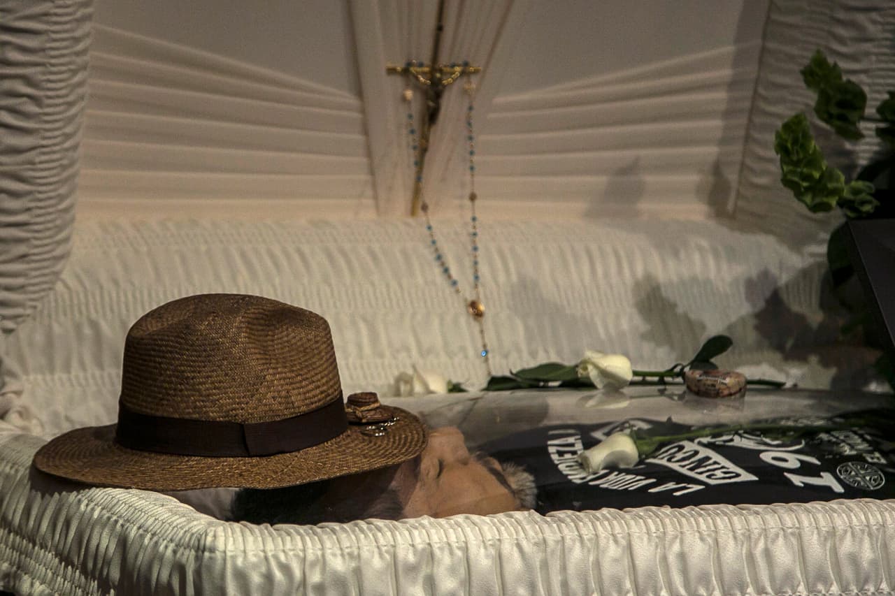 El sombrero del periodista mexicano asesinado descansa en su frente dentro de una funeraria antes de iniciar su camino hacia Culiacán, México. Horas después de la noticia, organizaciones a favor de la libertad de prensa y de derechos humanos repudiaron el asesinato. La Sociedad Interamericana de Prensa (SIP) urgió a las autoridades mexicanas a acabar con la impunidad contra los comunicadores.