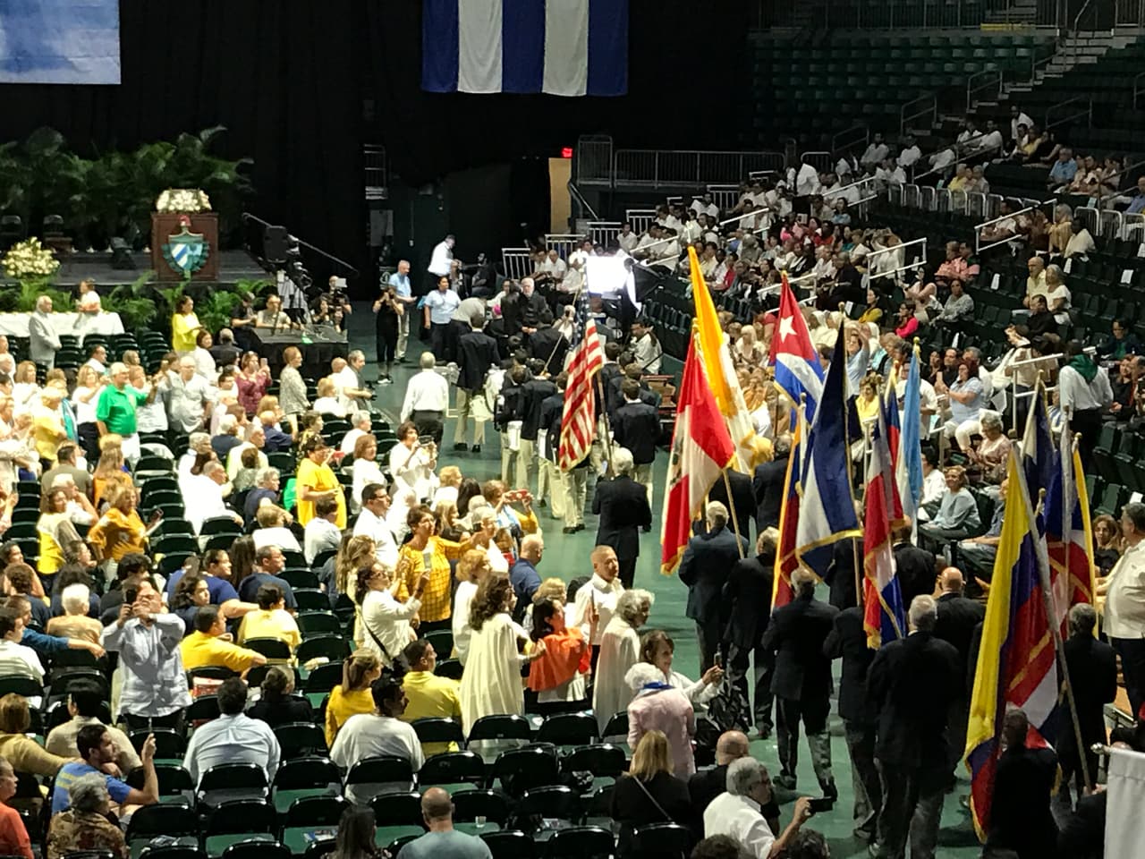 Diversas agrupaciones católicas del sur de la Florida desfilan momentos antes del inicio de 
<a href="https://www.univision.com/local/miami-wltv/creyentes-en-el-sur-de-florida-celebran-misa-en-honor-a-la-virgen-de-la-caridad-del-cobre-video">la misa oficiada por el monseñor Thomas Wenski</a>.