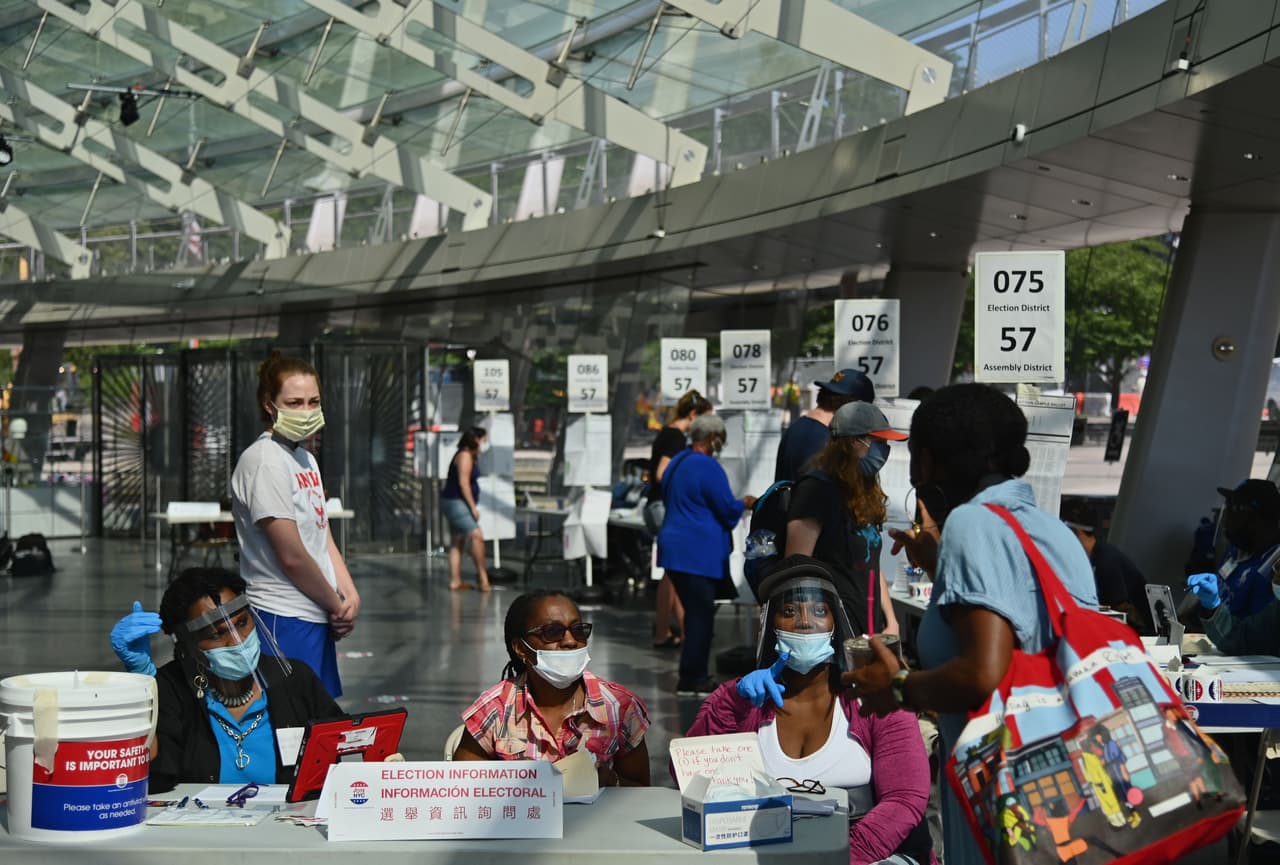 Debido a la pandemia de coronavirus, más de 700,000 residentes de NYC han solicitado boletas en ausencia, una cifra que sobrepasa las solicitudes de elecciones anteriores. El Museo de Brooklyn, que han permanecido cerrado durante la crisis de salud pública, abrió sus puertas este martes para convertirse en una junta electoral.