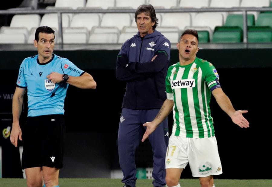 Real Betis no puede con Eibar, pierde 0-2 y se encuentra a dos posiciones del descenso en La Liga. Yoshinori Muto se encargó de hacer el primer tanto para su equipo, seguido de Esteban Burgos, quien cobró penal a favor de su equipo para llevarse la victoria en el Benito Villamarín.